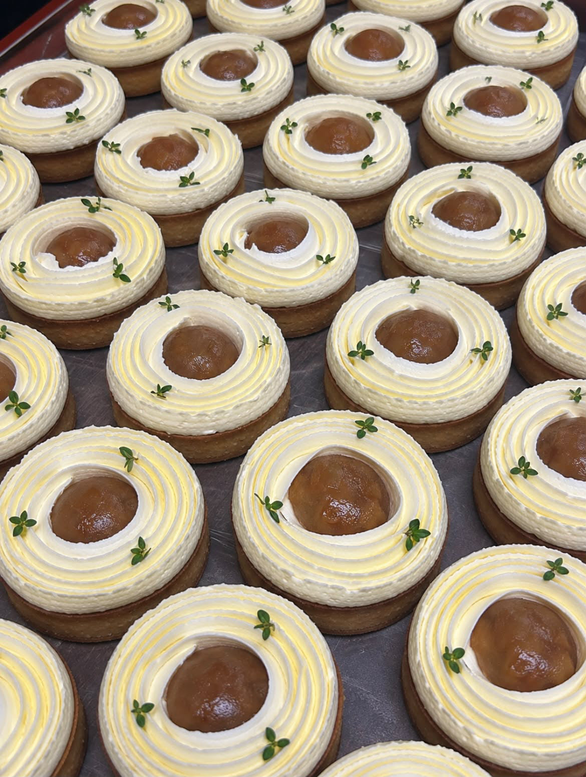 Pæretærter med kardemommefrangipane, hvid chokolade og citrontimian