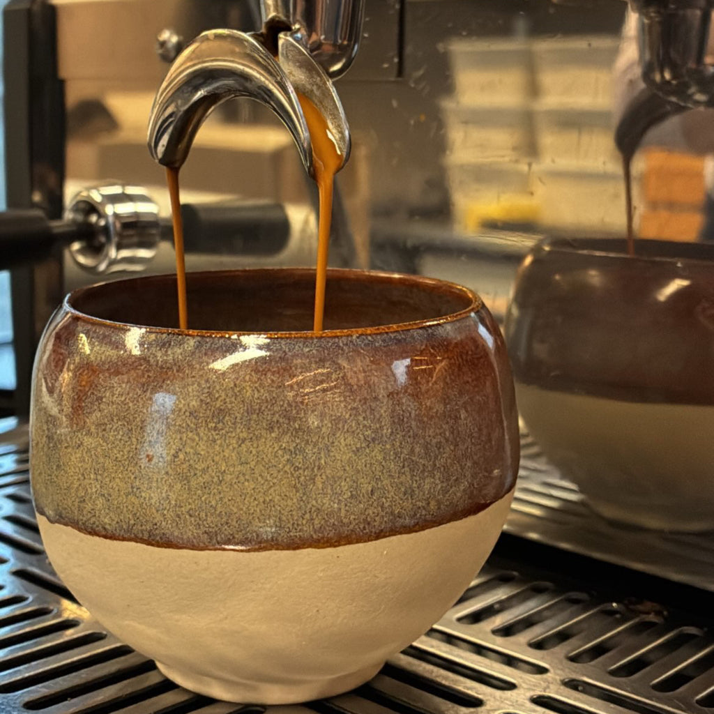 Espresso fra La Marzocco GS3 i BreadByKaerups egen keramikkop