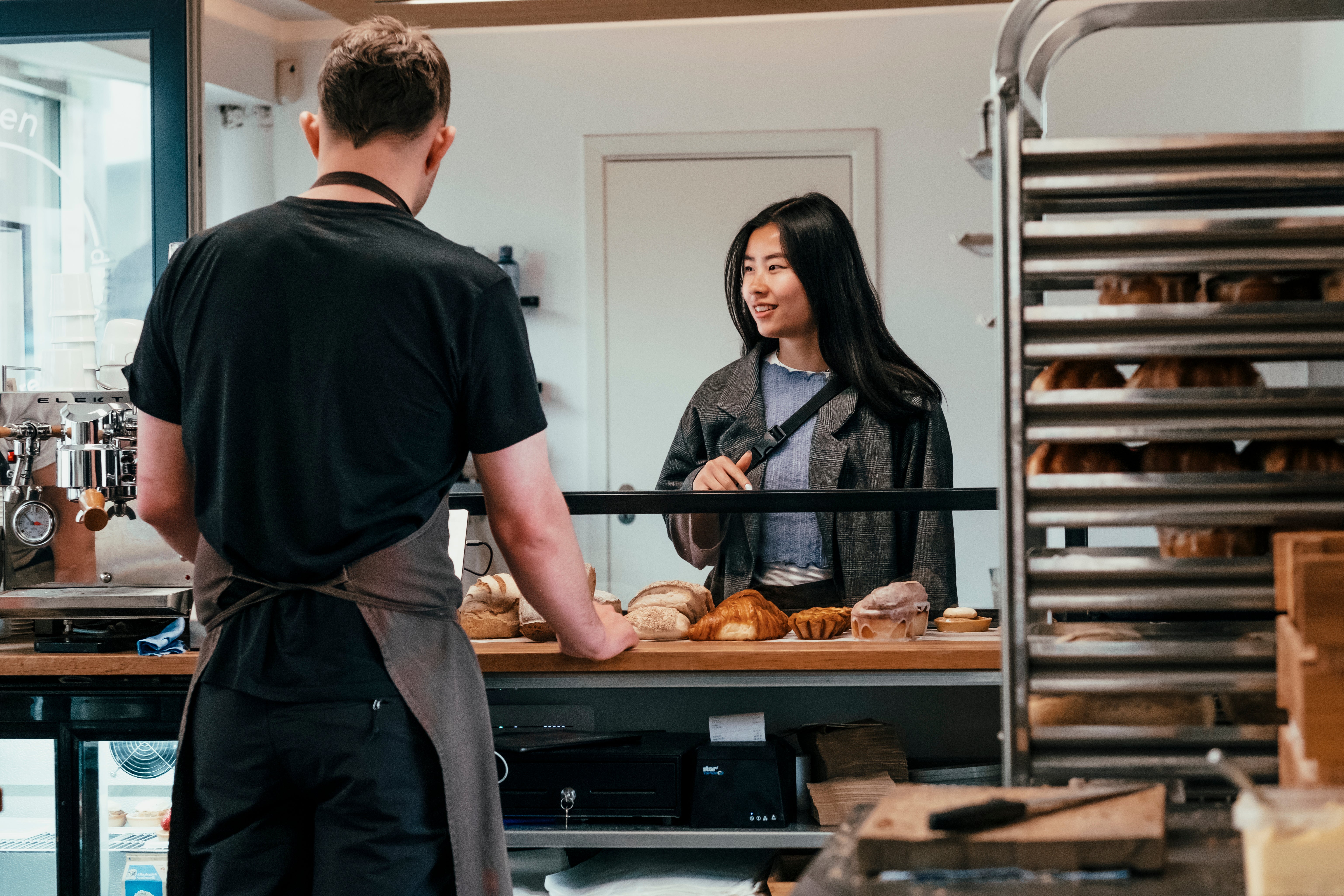 Salg af bagværk og specialkaffe fra disken i breadbykaerup