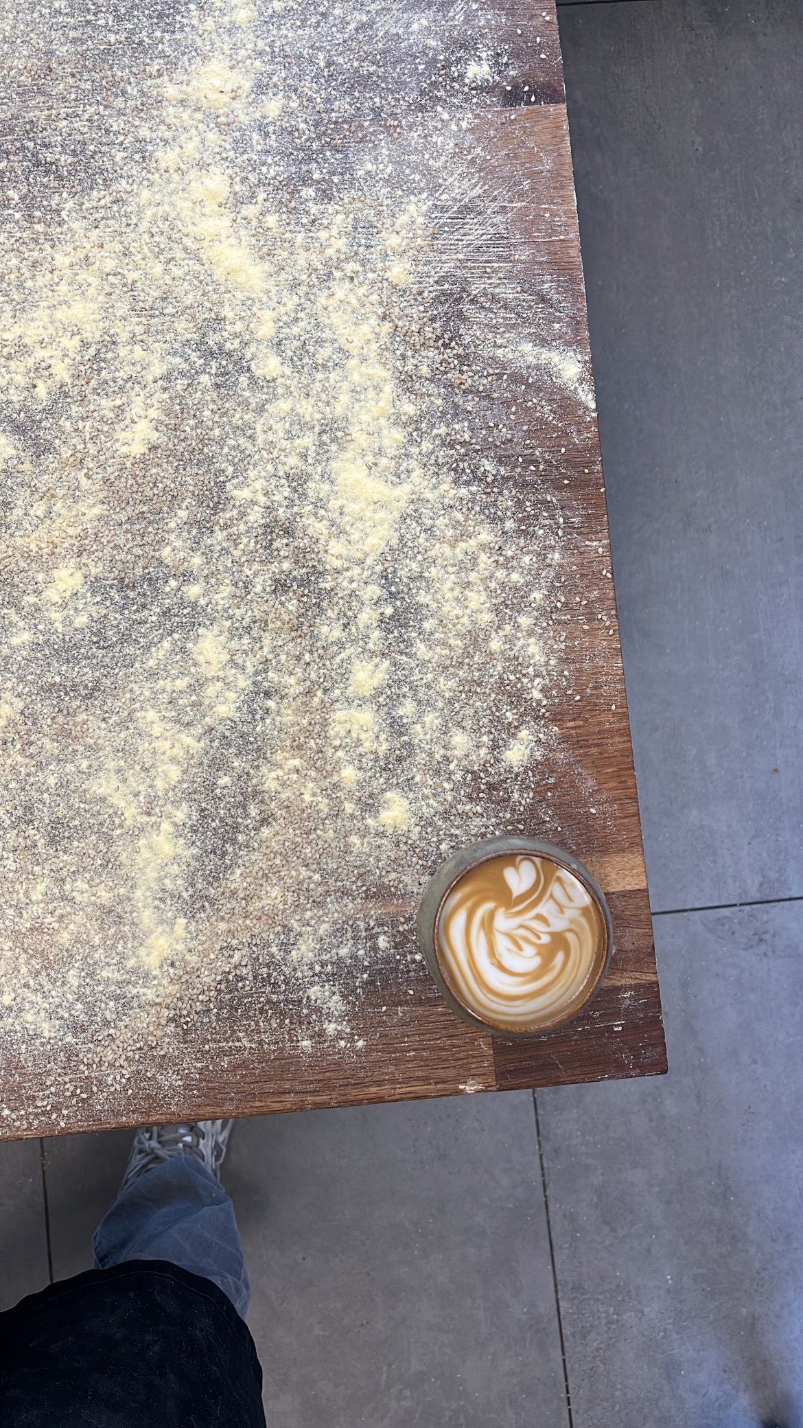 Produktion i bageriet, flat white med svane