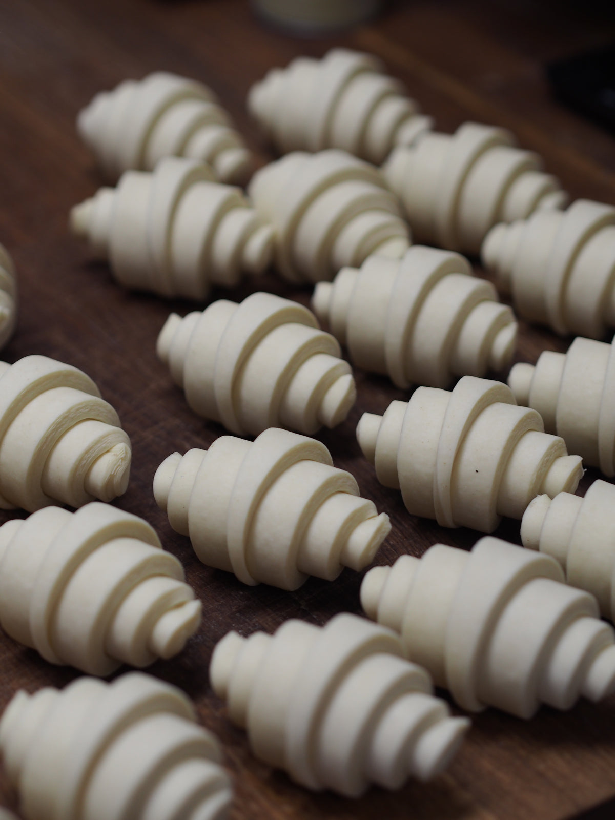 Håndrullede og smørlaminerede croissanter